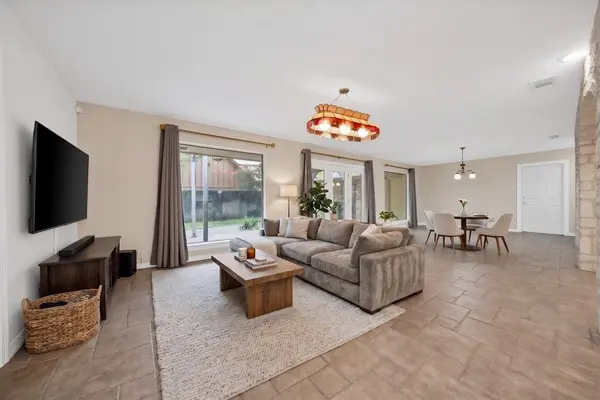 1008 Loch Lomond Drive, Arlington, TX 76012