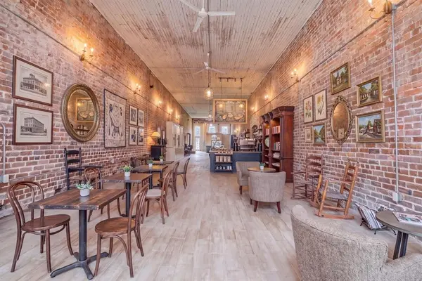 2 S Side Plaza, Ladonia, TX 75449