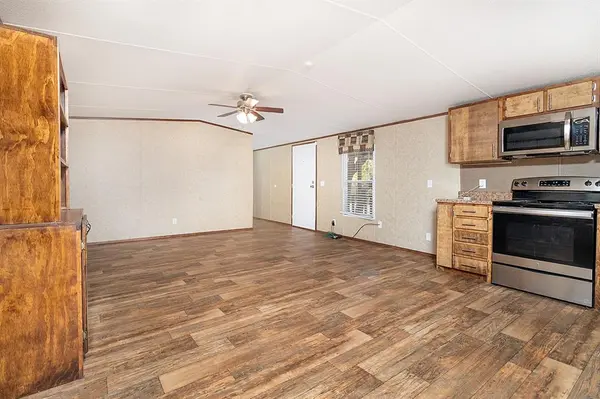 124 Lohn Street, Brady, TX 76825