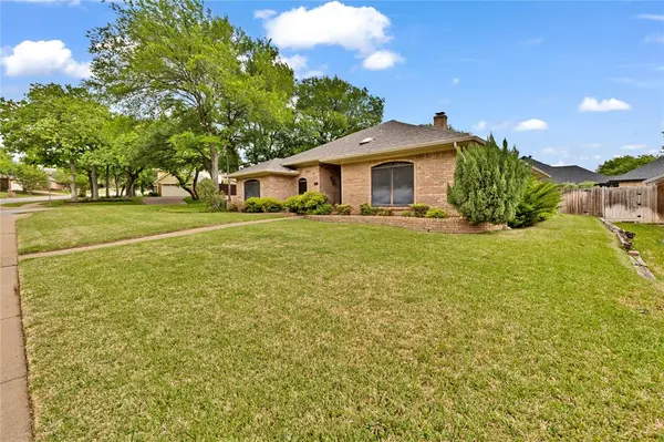2528 Stonegate Drive N, Bedford, TX 76021