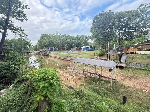 128 Shady Shores Drive, Mabank, TX 75156