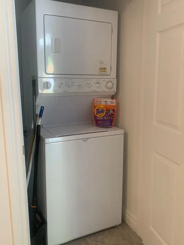 371 Selby CRES #Main Floor, Newmarket, ON L3Y 6E2