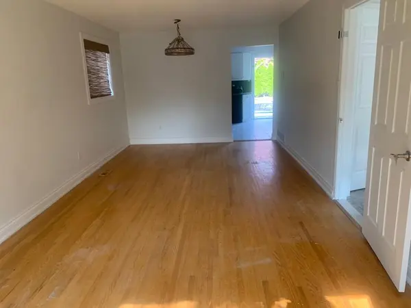 371 Selby CRES #Main Floor, Newmarket, ON L3Y 6E2