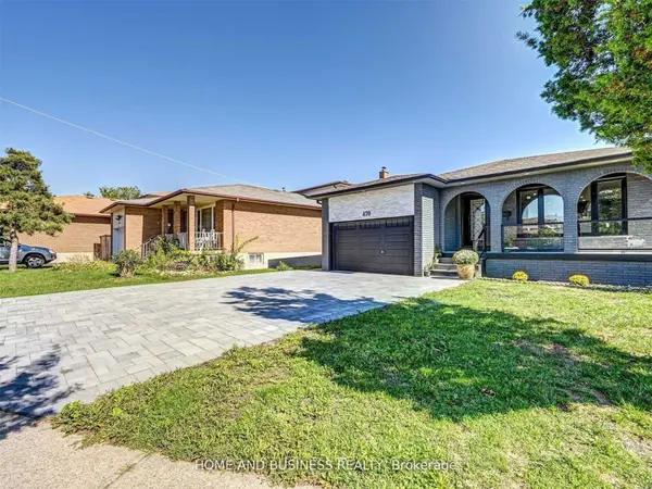 470 Louis DR #Middle, Mississauga, ON L5B 2J6