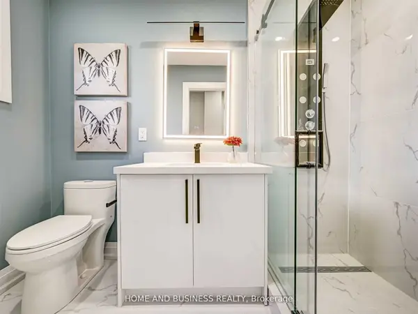 470 Louis DR #Middle, Mississauga, ON L5B 2J6