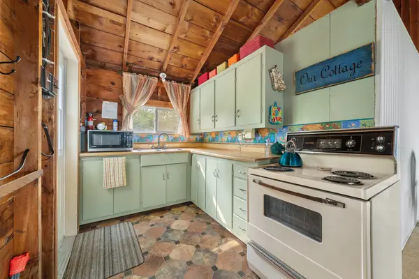 27 Thrush LN, Prince Edward County, ON K0K 2T0