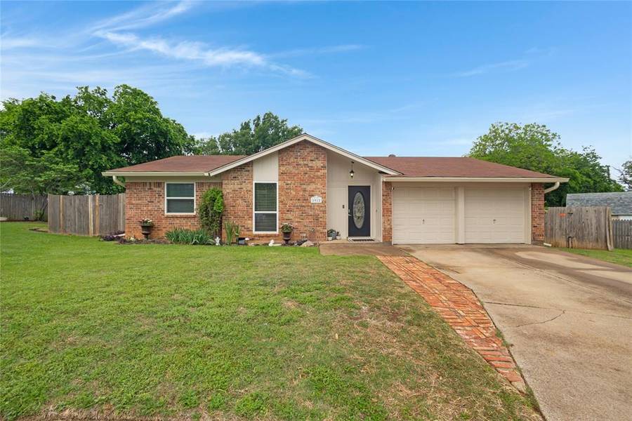 1912 Devonshire Court, Arlington, TX 76015