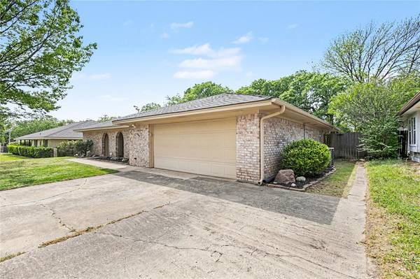 2805 Autumn Drive, Hurst, TX 76054
