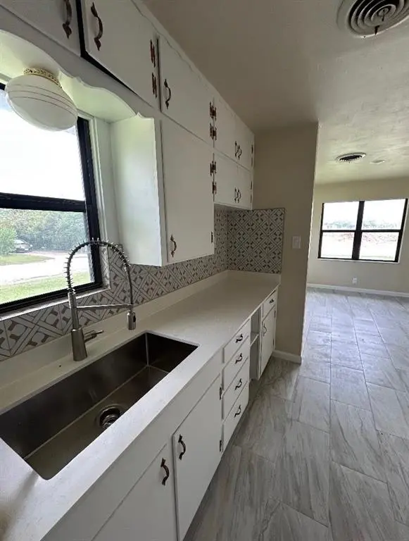 413 N Washington Street, West, TX 76691