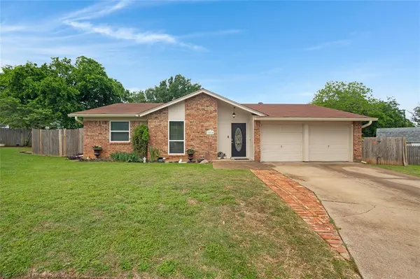 1912 Devonshire Court, Arlington, TX 76015