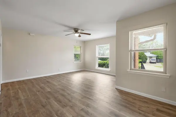 301 Meadowbrook Drive, Arlington, TX 76010