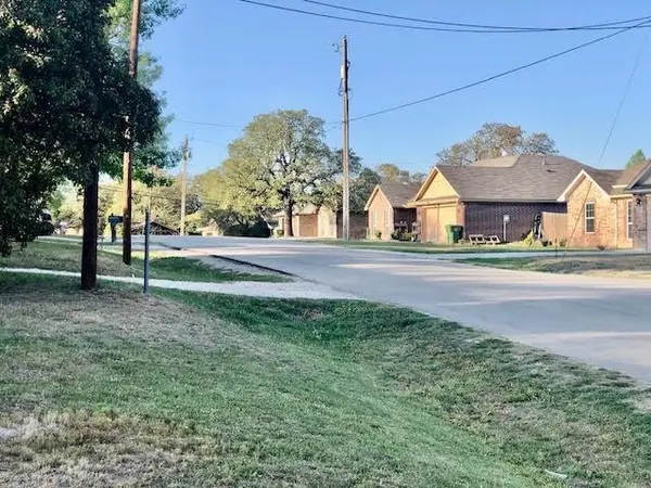 409 N Cedar Street, Springtown, TX 76082