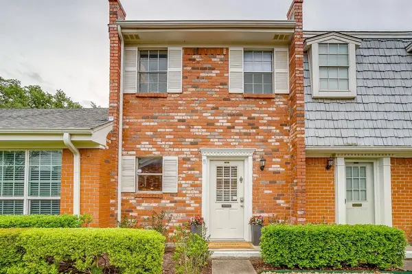 1211 Roaring Springs Road, Fort Worth, TX 76114