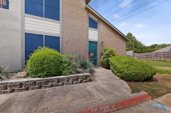 330 W Harwood Road #D, Hurst, TX 76054