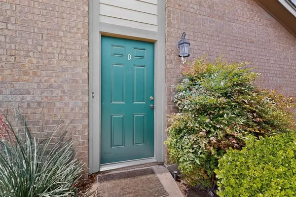 330 W Harwood Road #D, Hurst, TX 76054