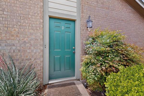 330 W Harwood Road #D, Hurst, TX 76054