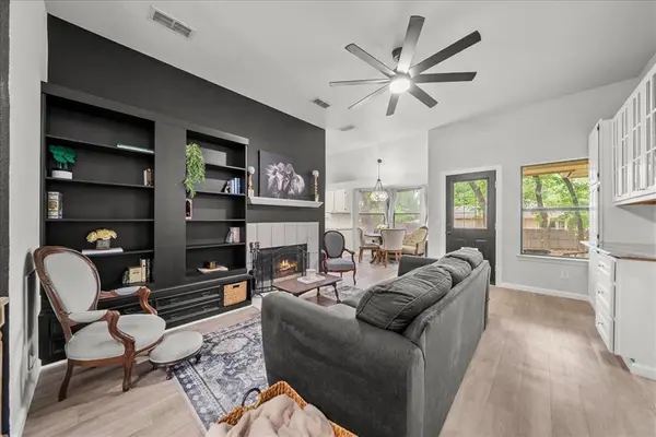 909 Dudley Street, Denton, TX 76205