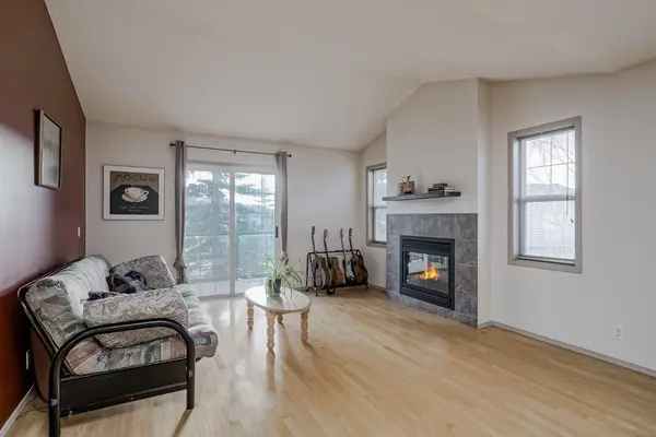 39 Hidden Creek PL NW #104, Calgary, AB T3A 6B9