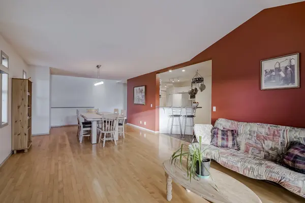 39 Hidden Creek PL NW #104, Calgary, AB T3A 6B9