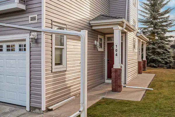 39 Hidden Creek PL NW #104, Calgary, AB T3A 6B9