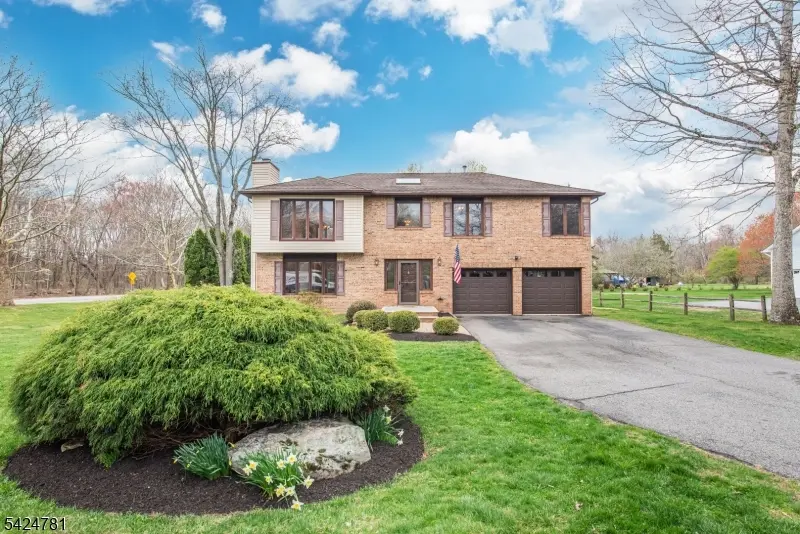 1 Old Timbers Ct, Roxbury Twp., NJ 07847