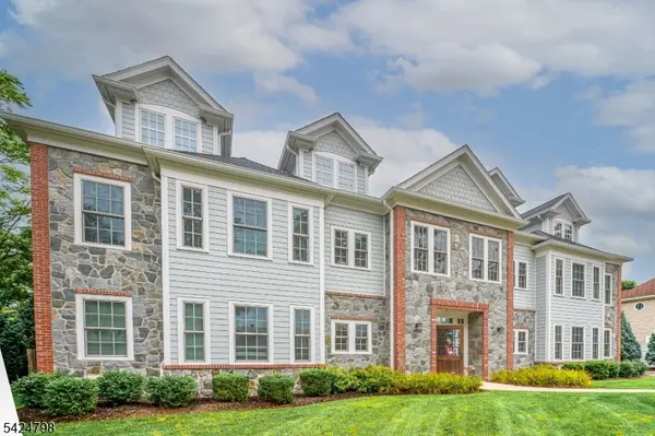 29 Euclid Ave #202, Summit City, NJ 07901