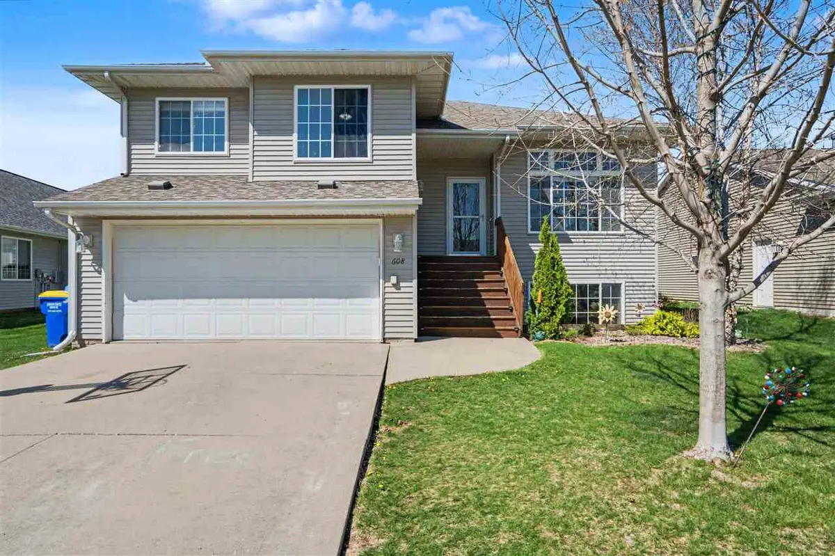 608 Randall Dr, Solon, IA 52333