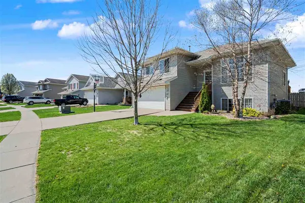 608 Randall Dr, Solon, IA 52333