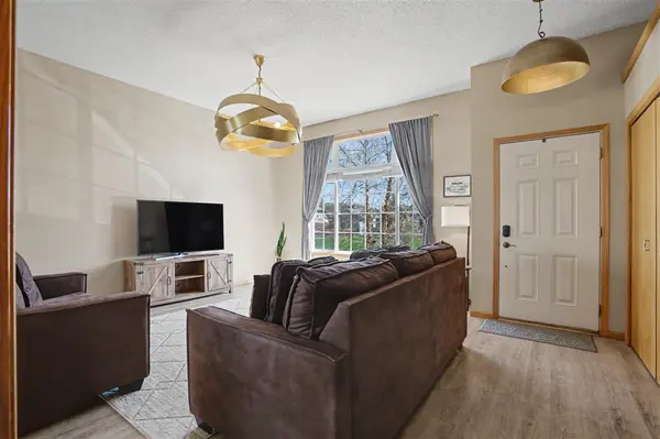 608 Randall Dr, Solon, IA 52333