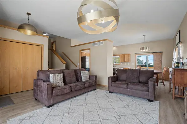 608 Randall Dr, Solon, IA 52333