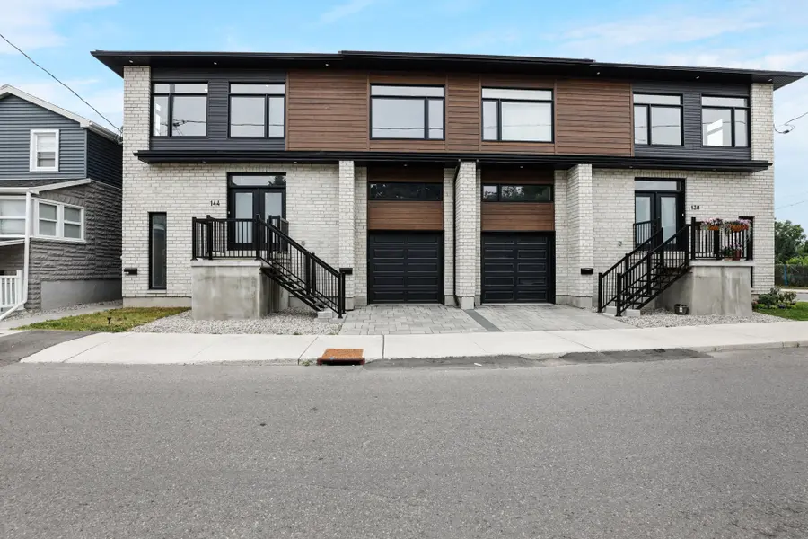 144 Montfort ST, Vanier And Kingsview Park, ON K1L 5P6