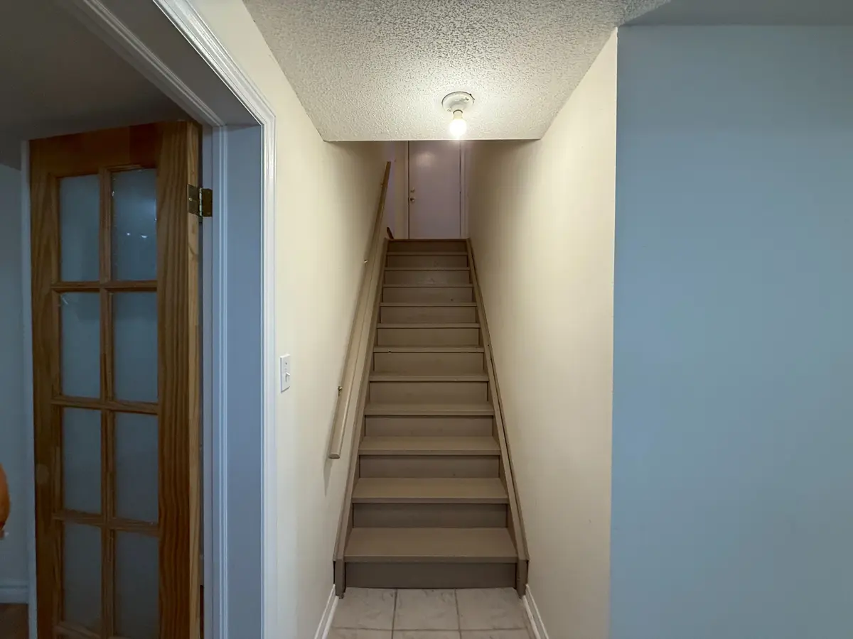 27 Bobolink AVE #LOWER, Toronto E11, ON M1X 1Y6