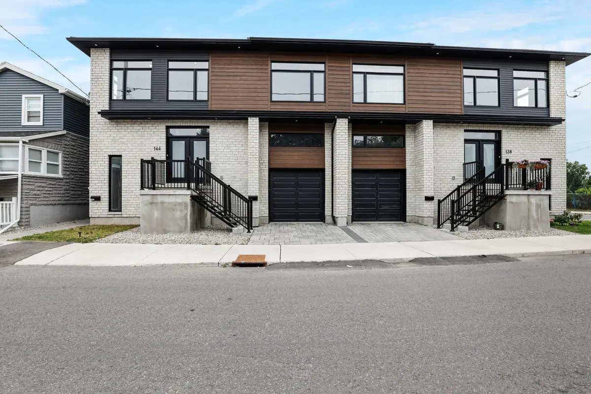 144 Montfort ST, Vanier And Kingsview Park, ON K1L 5P6