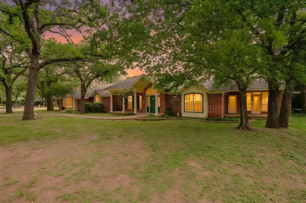 2215 California Lane, Arlington, TX 76015