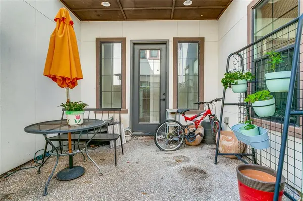 1132 Hemingway Lane, Irving, TX 75063