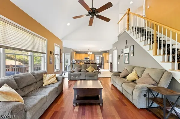 107 Hamilton Trl, Totowa Boro, NJ 07512