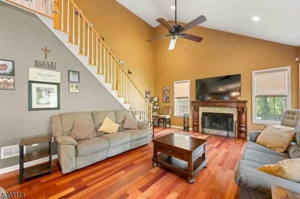 107 Hamilton Trl, Totowa Boro, NJ 07512