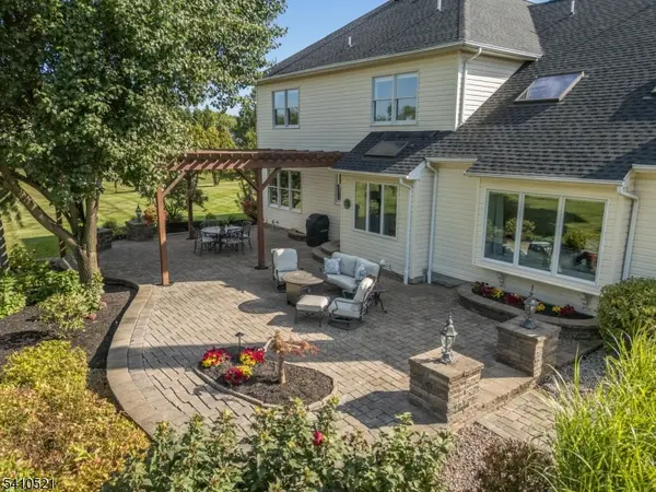 11 Messenger Ln, Raritan Twp., NJ 08551