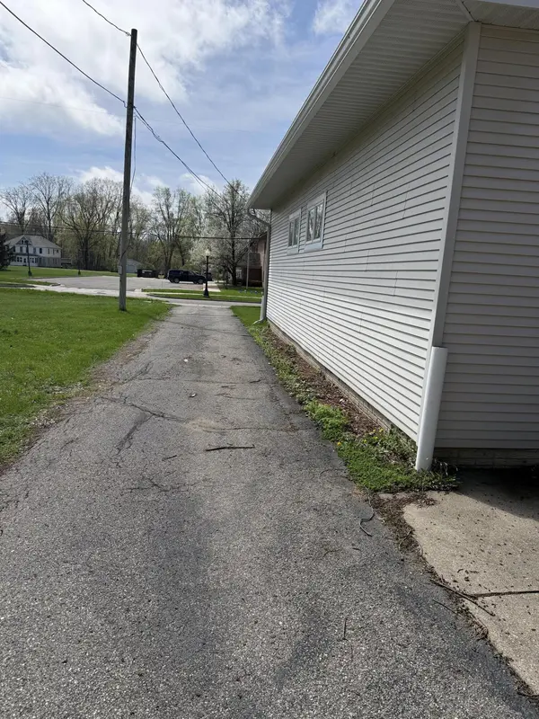 174 E Adams ST, Ionia City, MI 48846