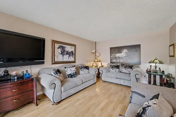 983 Woodbine BLVD SW, Calgary, AB t2w 4a7