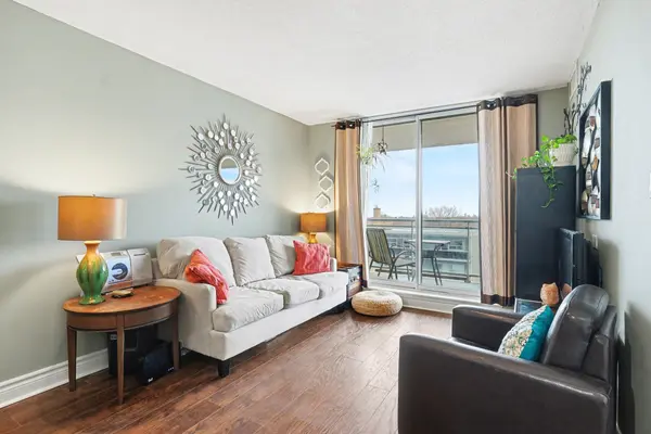 398 Eglinton AVE E #1009, Toronto C10, ON M4P 3H8