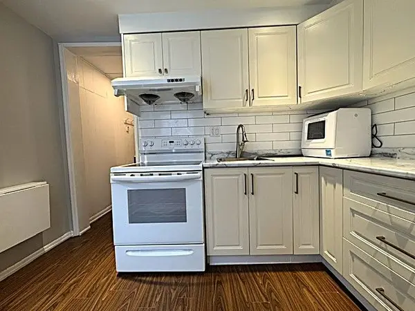 660 1/2 Bloor ST W, Toronto C02, ON M6G 1K9