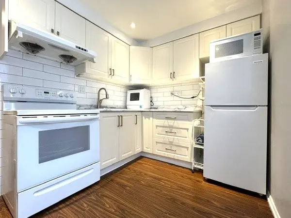 660 1/2 Bloor ST W, Toronto C02, ON M6G 1K9