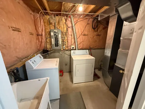 27 Bobolink AVE #LOWER, Toronto E11, ON M1X 1Y6