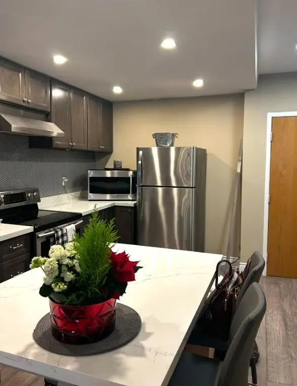 4 Lisa ST #103, Brampton, ON L6T 4B6