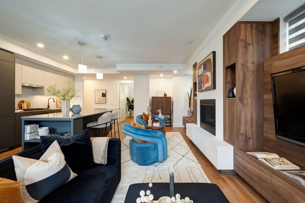 285 Avenue RD #303, Toronto C02, ON M4V 2G8