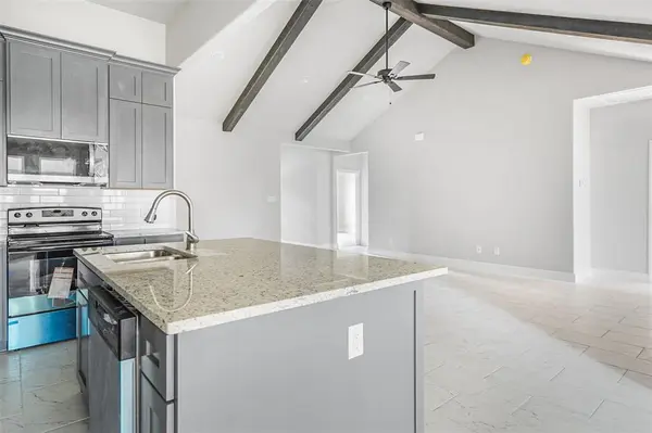 407 E Willingham Street, Cleburne, TX 76031