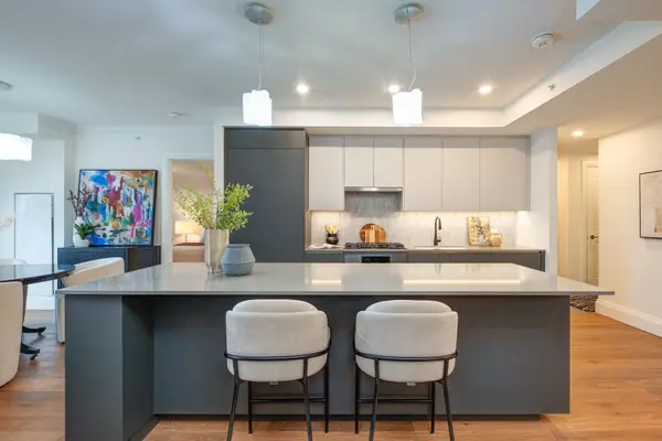 285 Avenue RD #303, Toronto C02, ON M4V 2G8