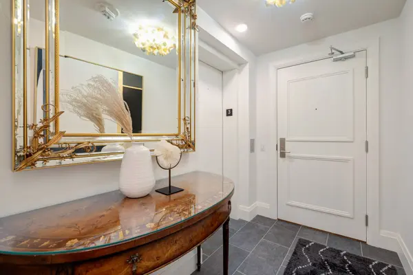 285 Avenue RD #303, Toronto C02, ON M4V 2G8