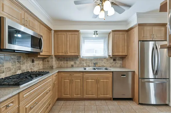 378 East 24th ST, Hamilton, ON L8V 4V2